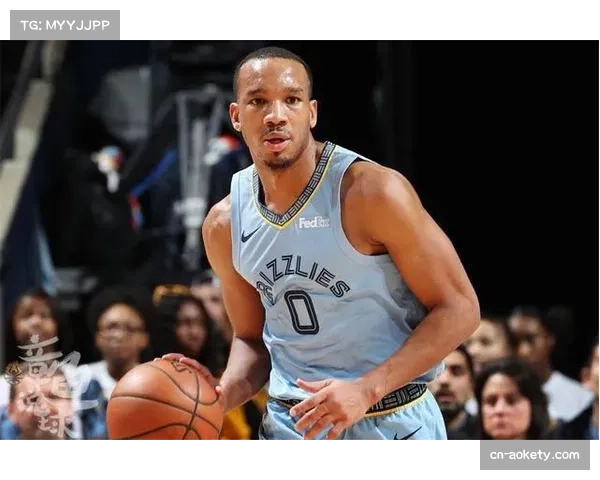 五后卫体系应对扩军挑战 传统强队调整防守紧凑度